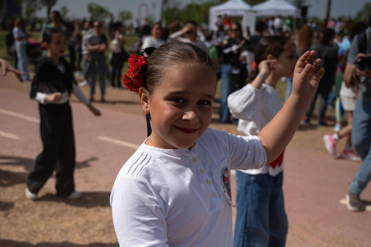Fotogalería | Miles de niños bailan folklore en Badajoz para reivindicar la identidad y tradición extremeña
