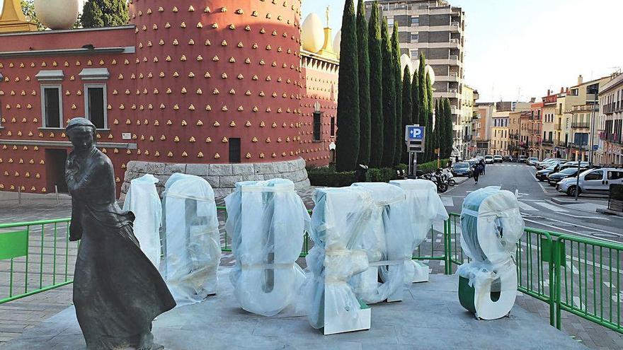Les lletres de Figueres amb el Museu Dalí al fons.