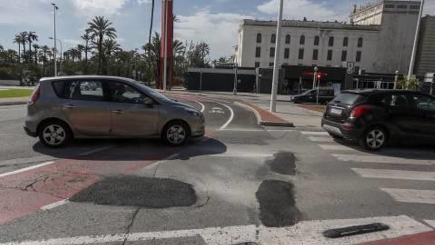 Los baches que se parchearon el pasado martes a consecuencia de las filtraciones de agua.