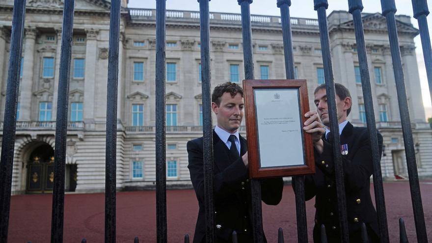 El palacio de Buckingham cuelga la notificación de la muerte de Isabel II