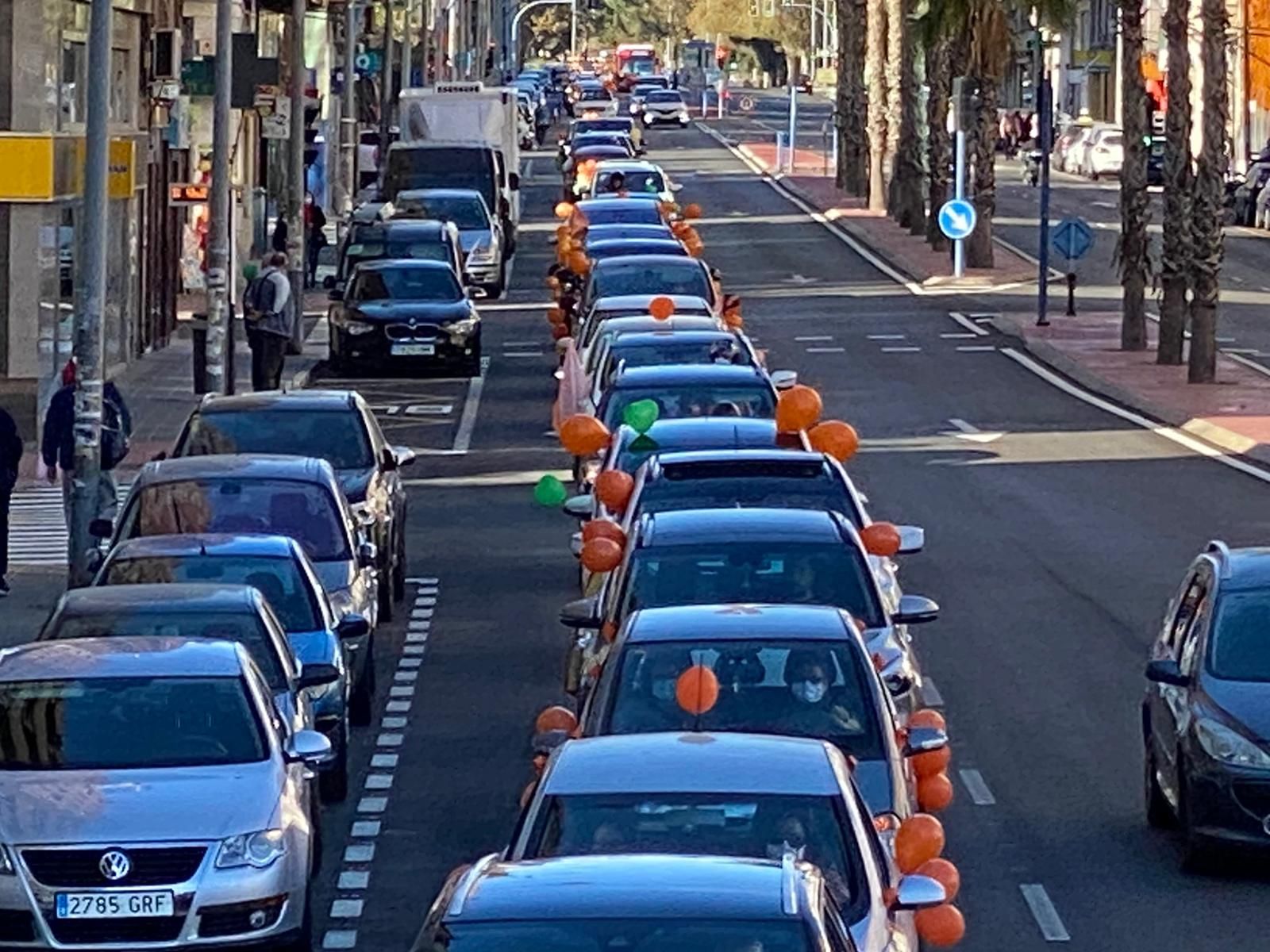 La protesta contra la ley Celaá llena de coches el centro de Alicante