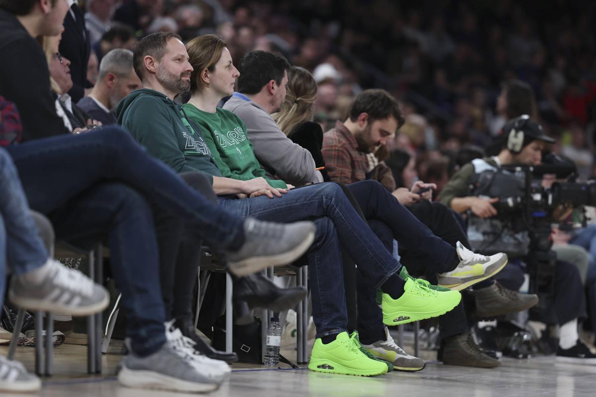 Dos aficionados del Zalgiris a pie de pista, donde se radican las entradas más caras.