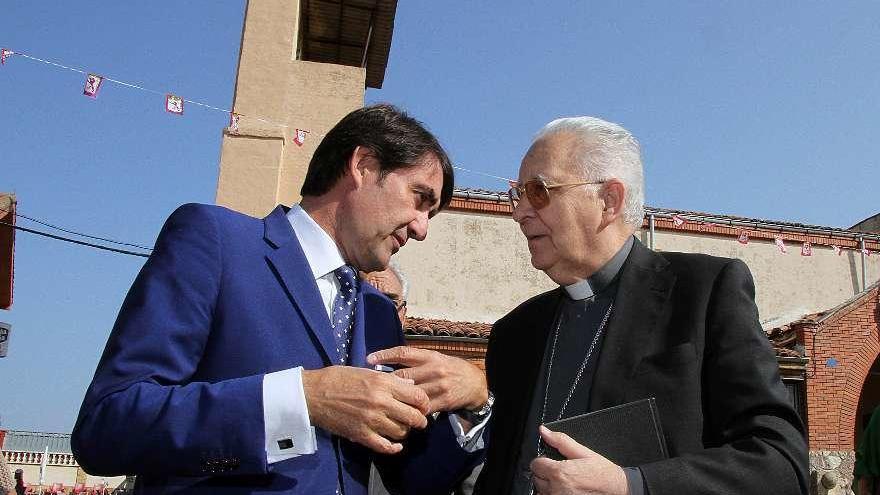 Suárez-Quiñones, (izquierda), visita en Arcahueja (León) una vivienda rehabilitada .