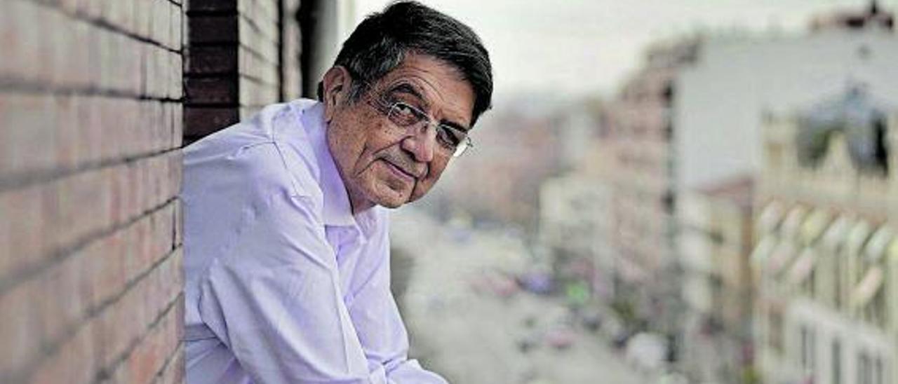 El escritor Sergio Ramírez, en el balcón de su casa en Madrid. | JOSÉ LUIS  ROCA