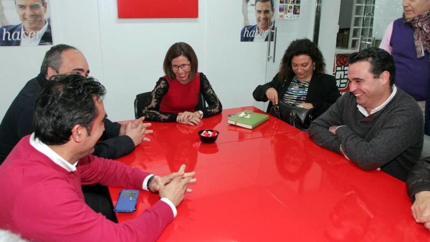 Martínez pisa la sede del PSOE para ver a Castejón