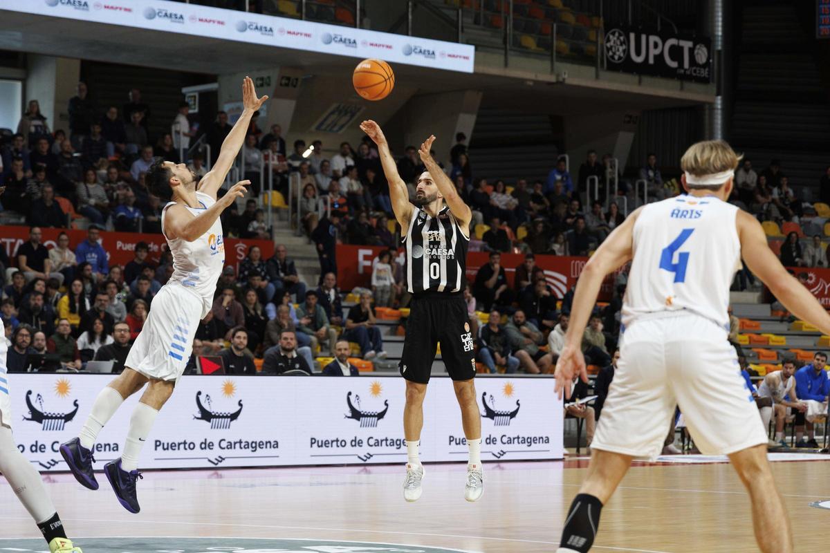 Javier López Santana lanza a canasta desde el triple