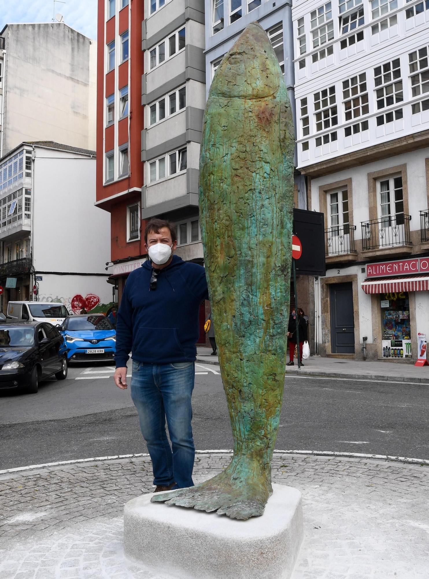 La escultura de una sardina en el Campo da leña rinde homenaje al Entroido coruñés y a la fiesta de San Juan