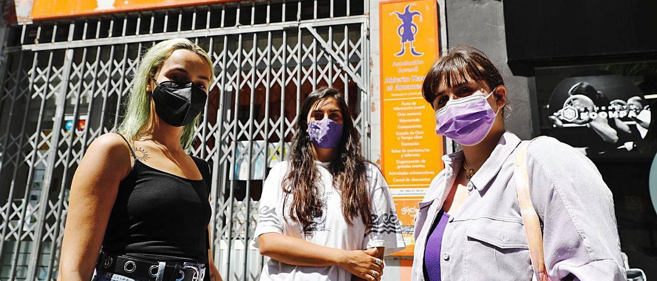 Por la izquierda, María del Río, Patricia Martín y Lucía González, ayer, frente a la sede de “Abierto hasta el amanecer”, en la calle Soria, en el barrio de El Llano. | Marcos León