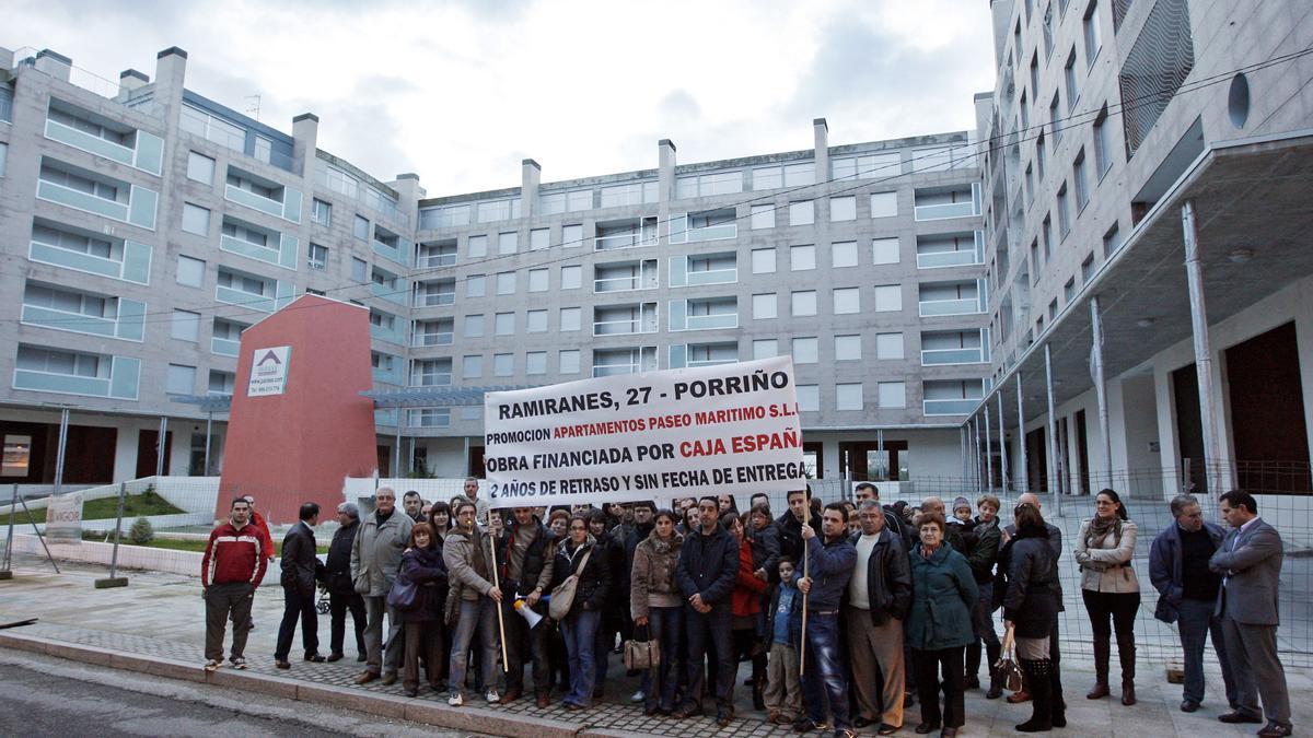 Una concentración de afectados por la paralización de la promoción, en 2011