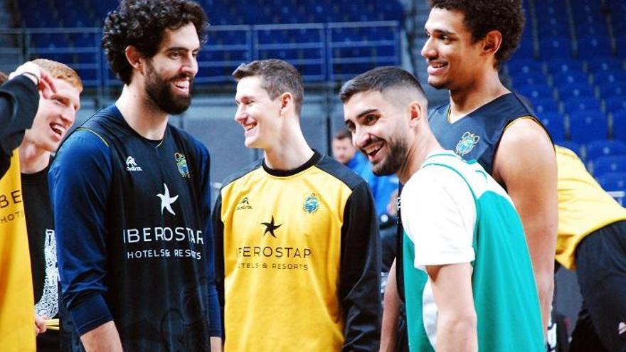 Los jugadores del Unicaja y del Iberostar Tenerife coincidieron sobre la pista del WiZink Center