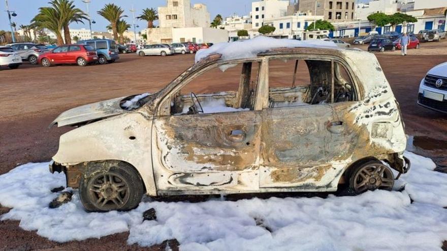 El vehículo que acabó calcinado en el solar de Ginory, en Arrecife.