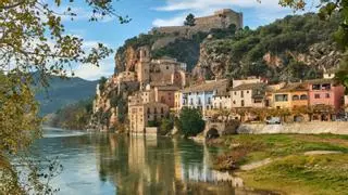 El pueblo templario con el último paso fluvial sin motor de España: casas colgantes y paisajes impresionantes en uno de los lugares más bonitos de España