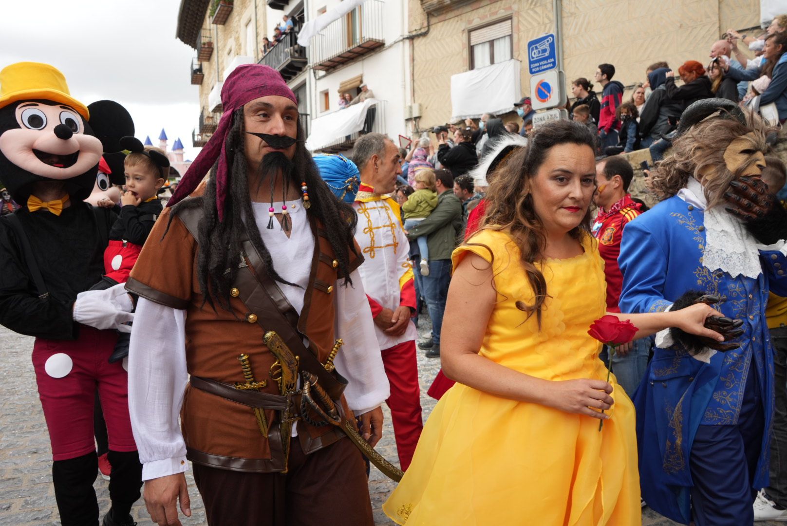 Batalla de confeti y desfile de carrozas en el Anunci de Morella