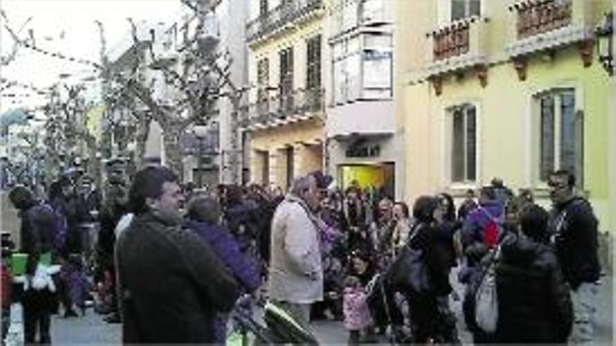 Unes 200 persones es van congregar davant de l&#039;Ajuntament.