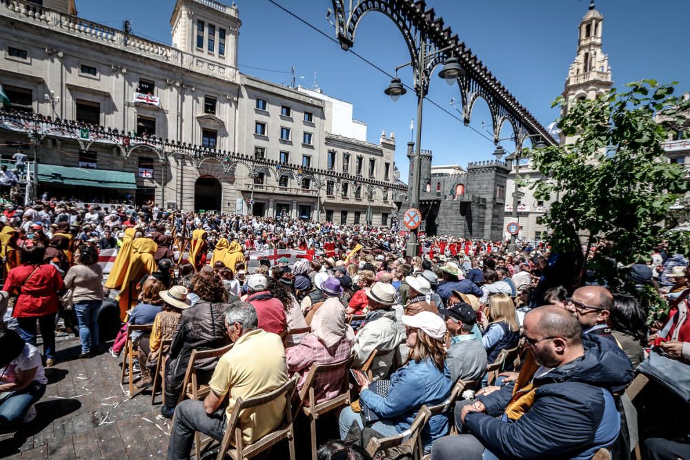 El emblema de la cruz luce en Alcoy con una espectacular Entrada Cristiana