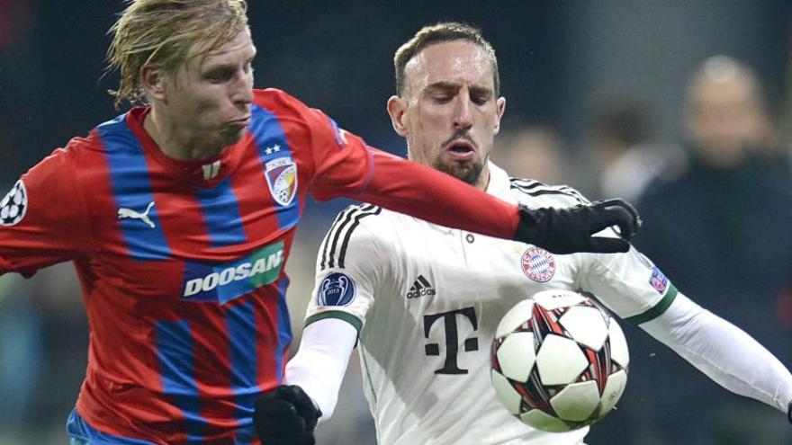 Rajtoral, enfrontant-se al francès Frank Ribéry durant la seva etapa al Viktoria Plzen.