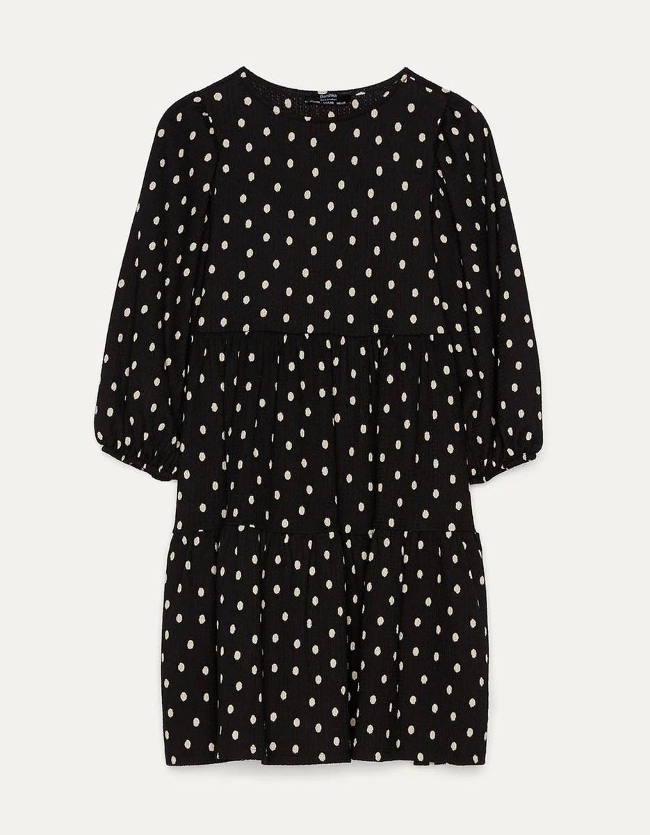 Vestido corto negro con lunares blancos de Bershka. (Precio: 17,99 euros)