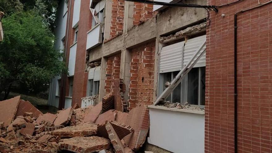 Se derrumba parte de una fachada de un instituto en Plasencia