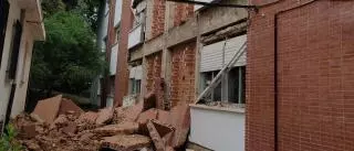 Se derrumba parte de una fachada de un instituto en Plasencia