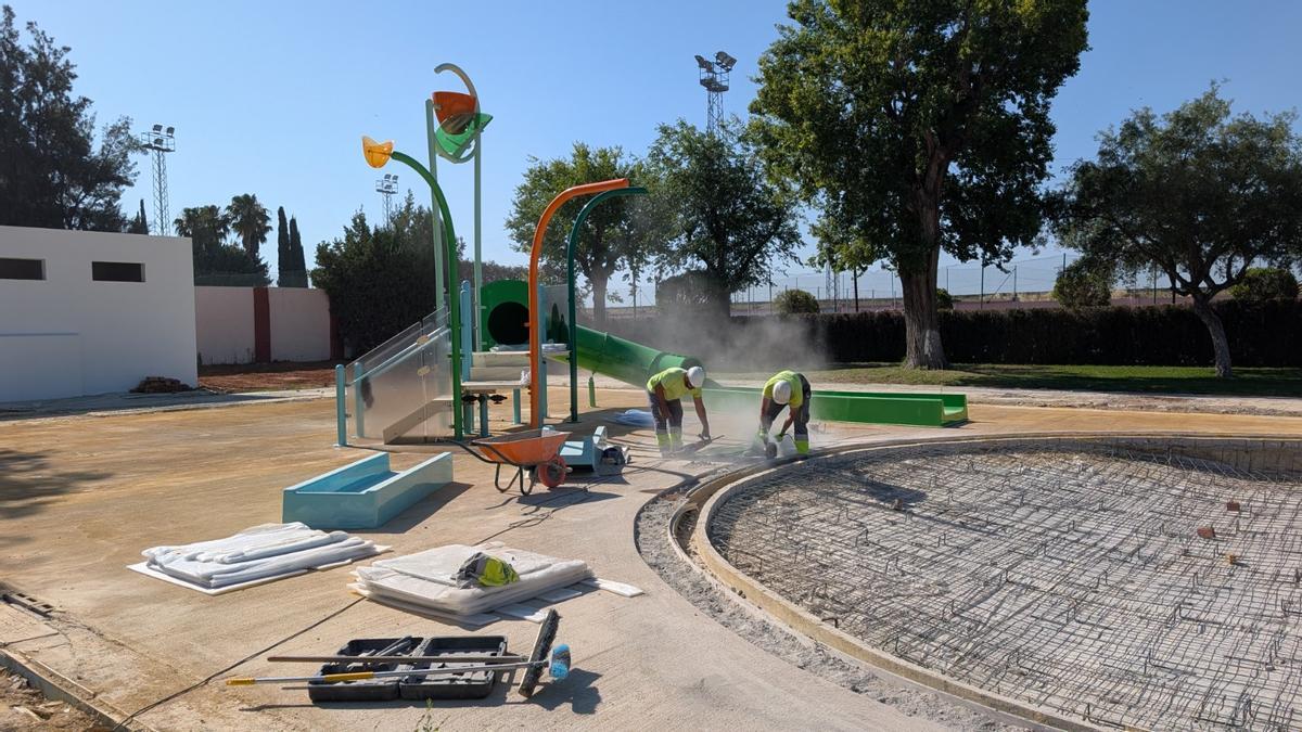 Obras del nuevo parque acuático infantil.