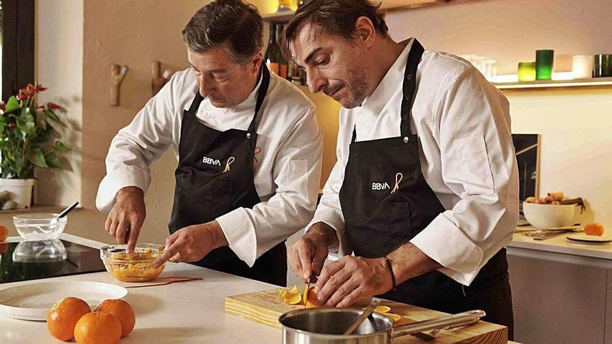 Joan y Jordi Roca preparan la receta de noviembre de Gastronomía Sostenible.