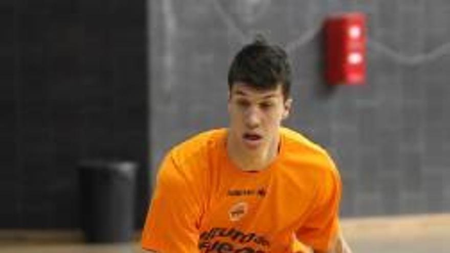 Lucic, entrenando esta semana en la Fonteta.