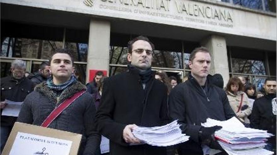 La Plataforma de afectados se concentró ayer a las puertas de la Conselleria de Infraestructuras .