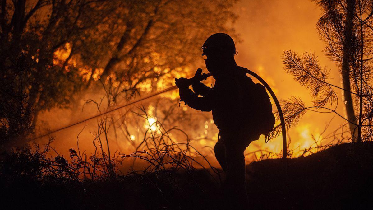 Un bombero forestal trabaja en el incendio de Castrelo do Miño.