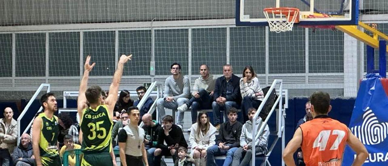 Carles Grau lanza un tiro libre a canasta.