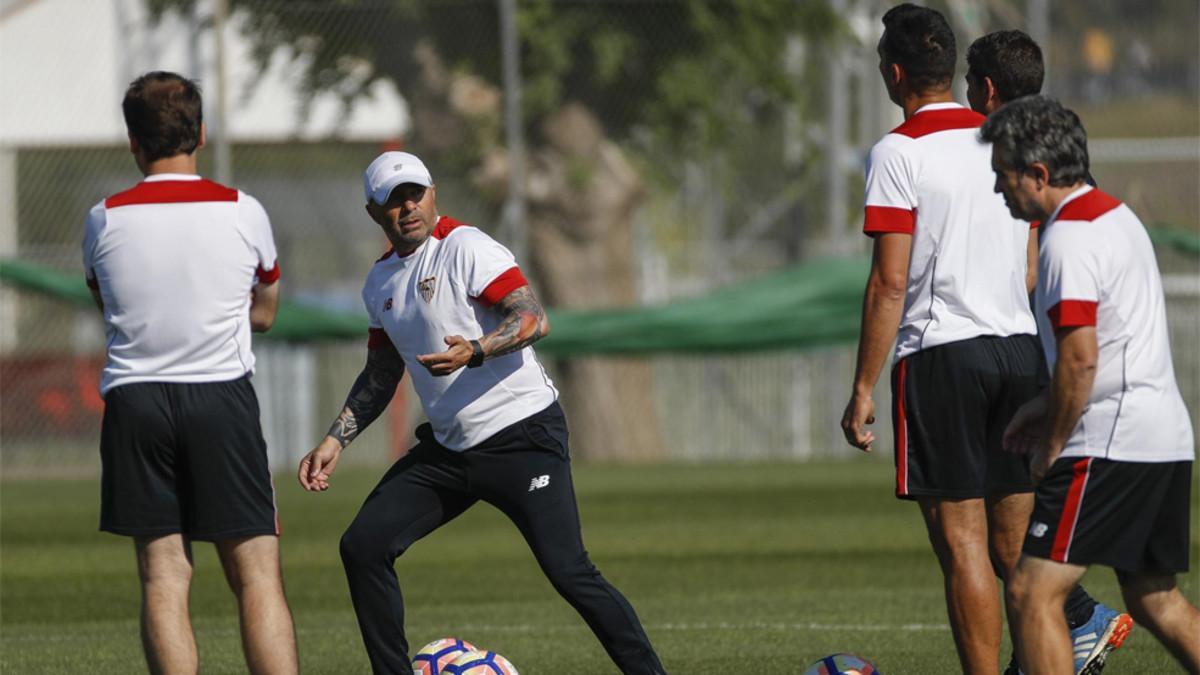 Jorge Sampaoli da instrucciones a sus jugadores durante un entrenamiento del Sevilla