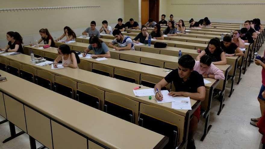 Varios alumnos realizan un examen.