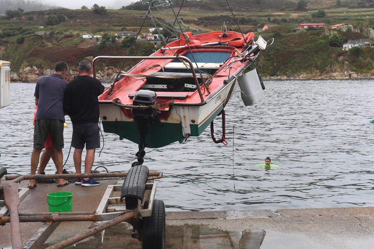 Un fallecido y dos rescatados tras volcar un bote en Suevos