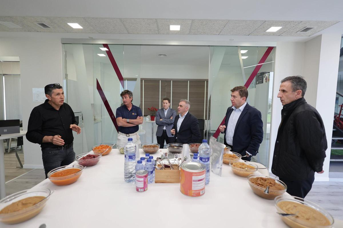Francis Alberola (izqda) y Thomas Decroix junto al conseller Barrachina, en una degustación de productos de la Solions.