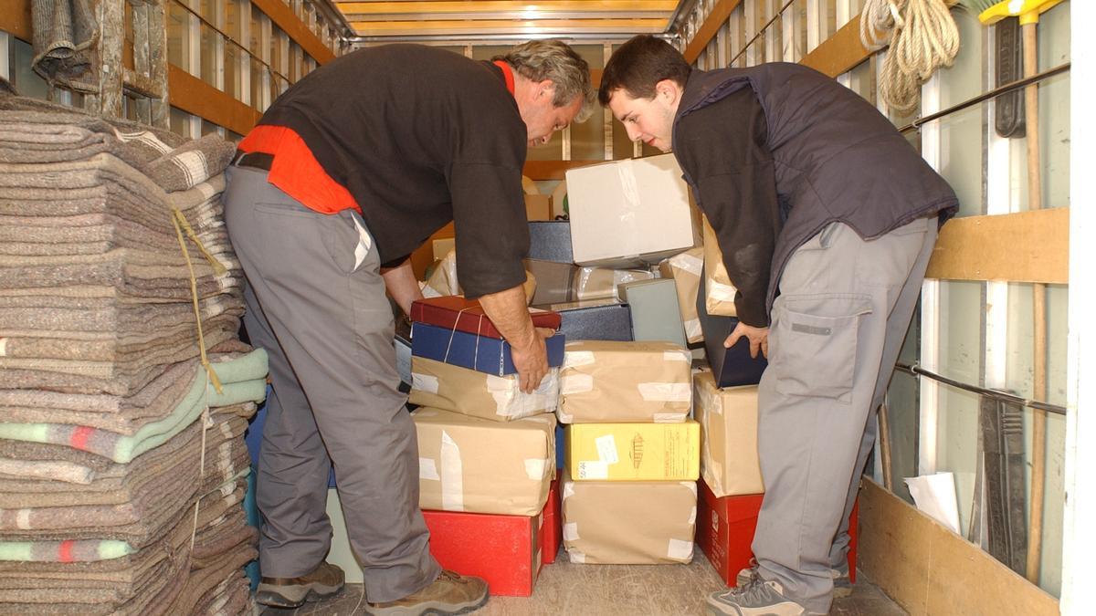 Dos operarios descargan documentación del Insalud, en 2002, en un hospital de Zaragoza.