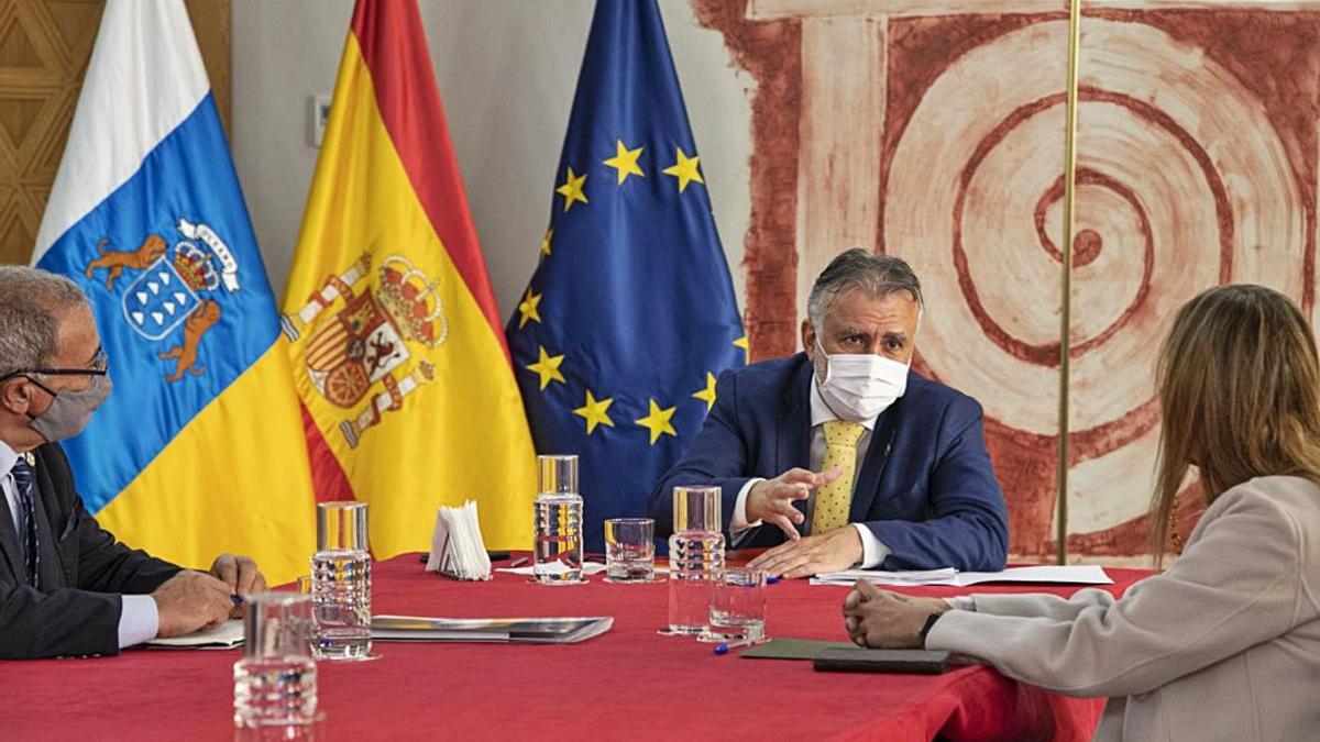 El presidente del Gobierno de Canarias, Ángel Víctor Torres, junto a Jesús León y Ana Suárez, del Consejo Social de la ULPGC. | | LP