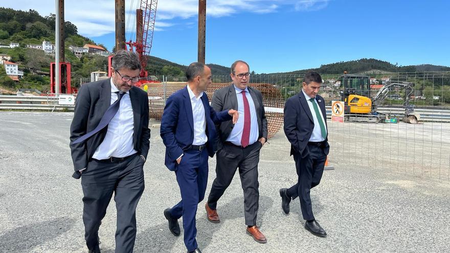 El comisionado del Corredor Atlántico promete medidas para &quot;conexiones eficientes&quot; en los puertos de A Coruña y Ferrol