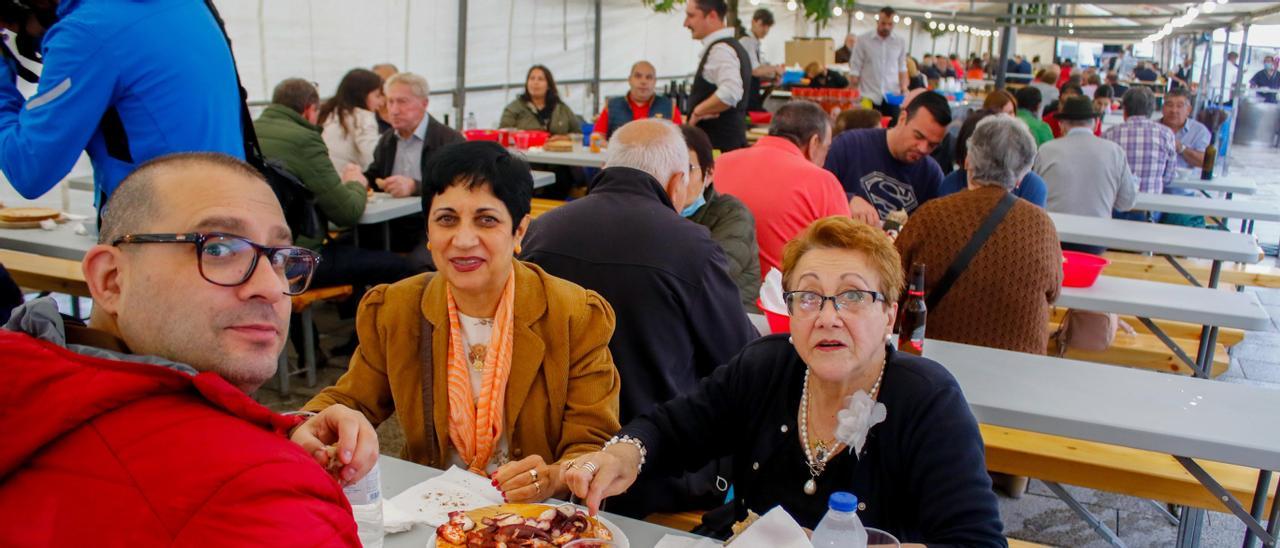 Asistentes a la romería urbana de Santa Rita, en Vilagarcía