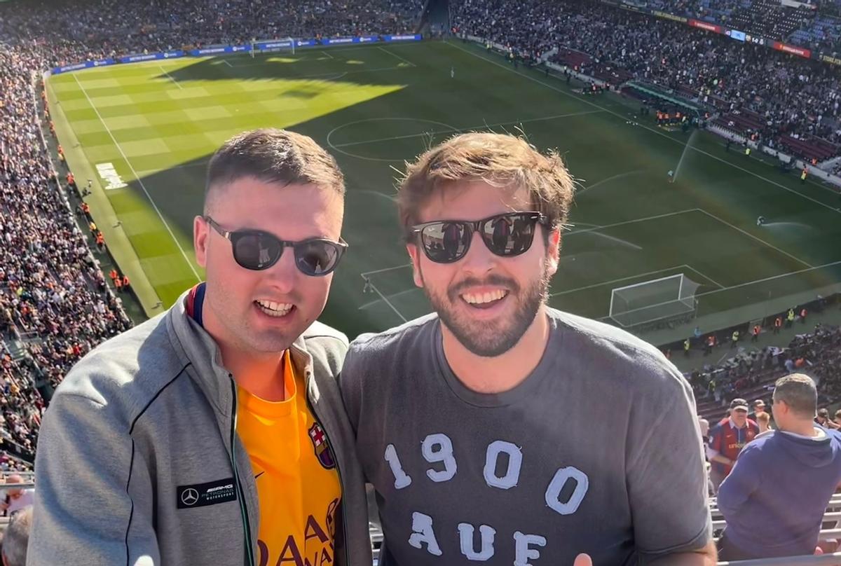 Edu Boada (derecha) durante un partido en el Camp Nou con un amigo 