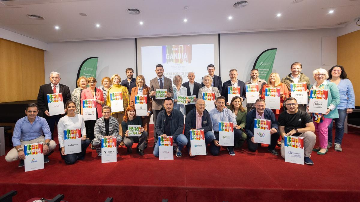 Foto final de familia de la presentación del evento