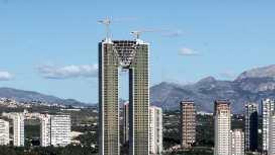 Vista del rascacielos InTempo, desde la zona de La Cala de Benidorm.