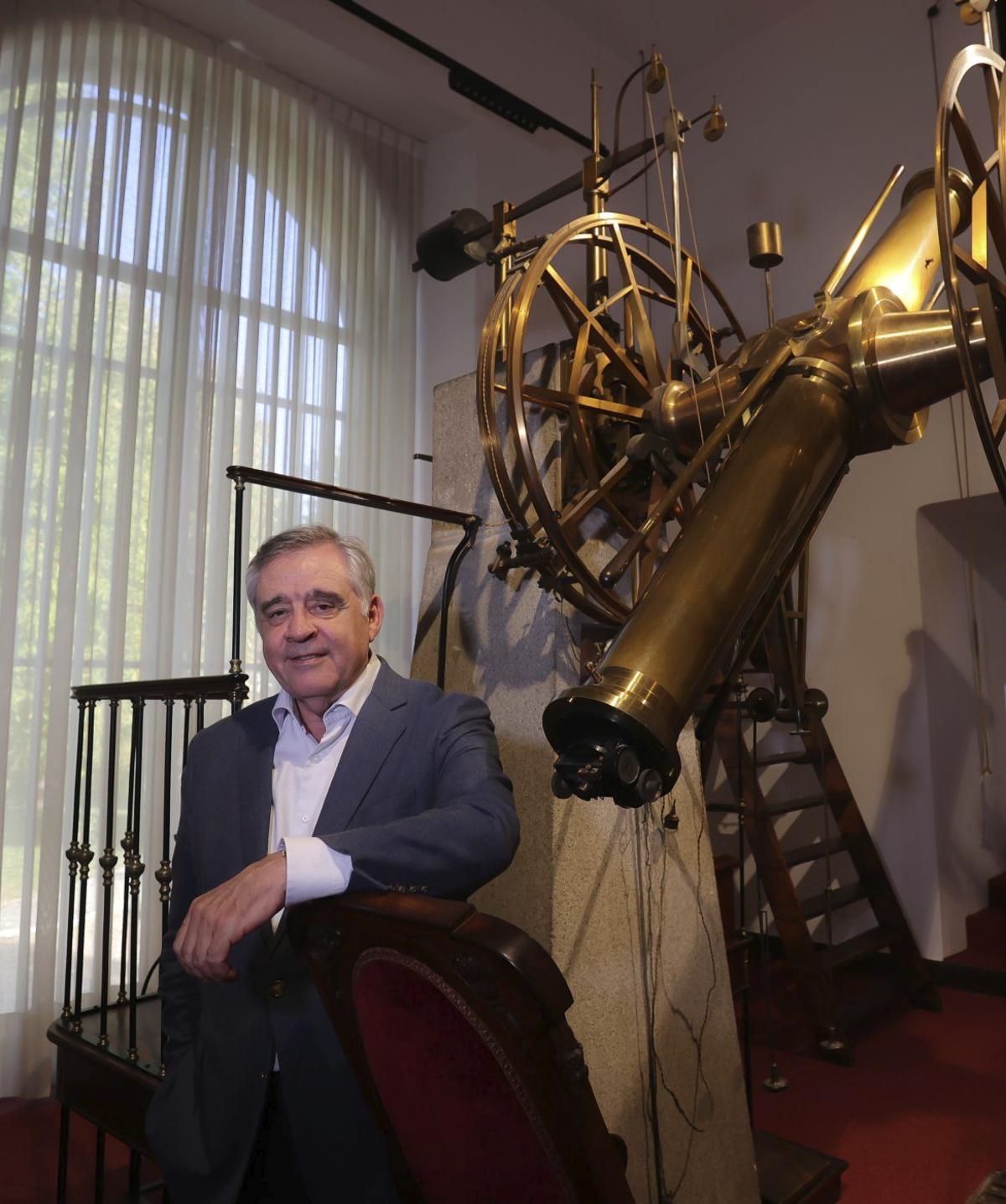 Rafael Bachiller, ante el círculo meridiano del Real Observatorio de Madrid. | FUNDACIÓN BBVA