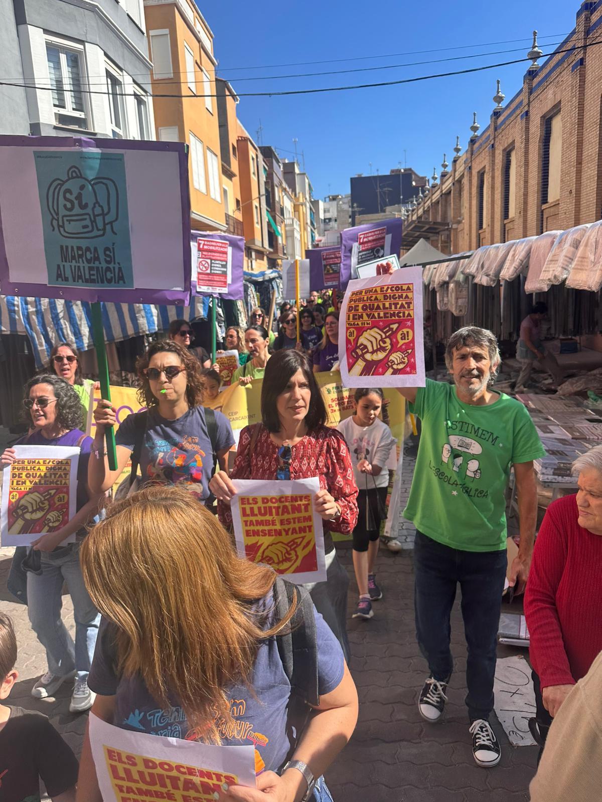 Marcha reivindicativa a través del mecado ambulante de Carcaixent.