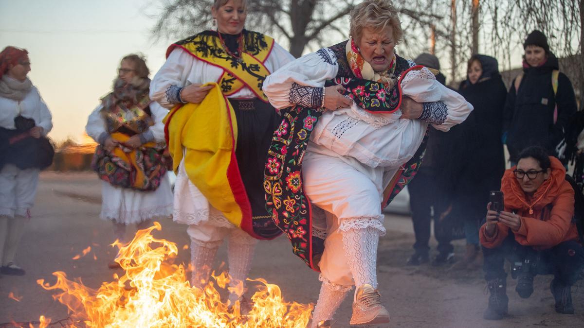 GALERÍA | El tradicional Salto del Piorno de las águedas de Andavías, en imágenes