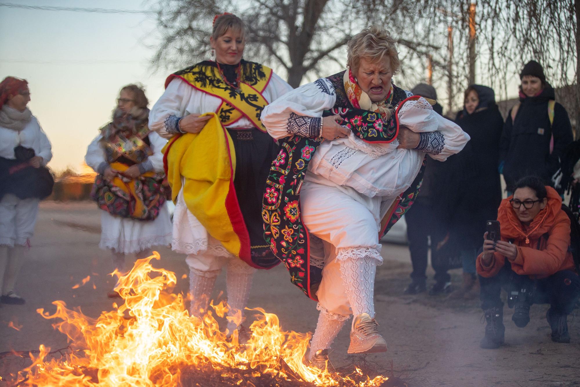 GALERÍA | El tradicional Salto del Piorno de las águedas de Andavías, en imágenes