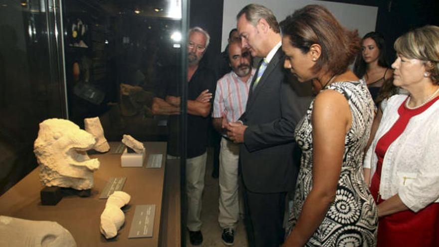 El president de la Generalitat, Alberto Fabra, junto a la alcaldesa de Guardamar, Carmen Verdú, y la consellera de Cultura, Lola Jhonson, durante la visita que han realizado hoy al Museo Arqueológico de Guardamar del Segura con motivo del vigesimoquinto aniversario del descubrimiento de la Dama ibérica de Cabezo Lucero.