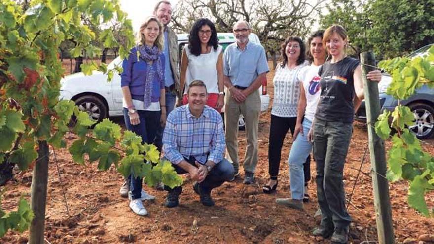 Los bodegueros de Petits Cellers, ayer en la bodega Ángel.