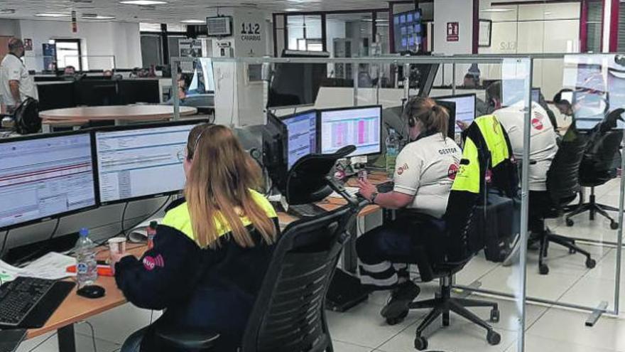 Profesionales del sector sanitario en la Sala del 112 en Las Palmas de Gran Canaria, encargados de atender la línea de teléfono Covid habilitada por el SCS .