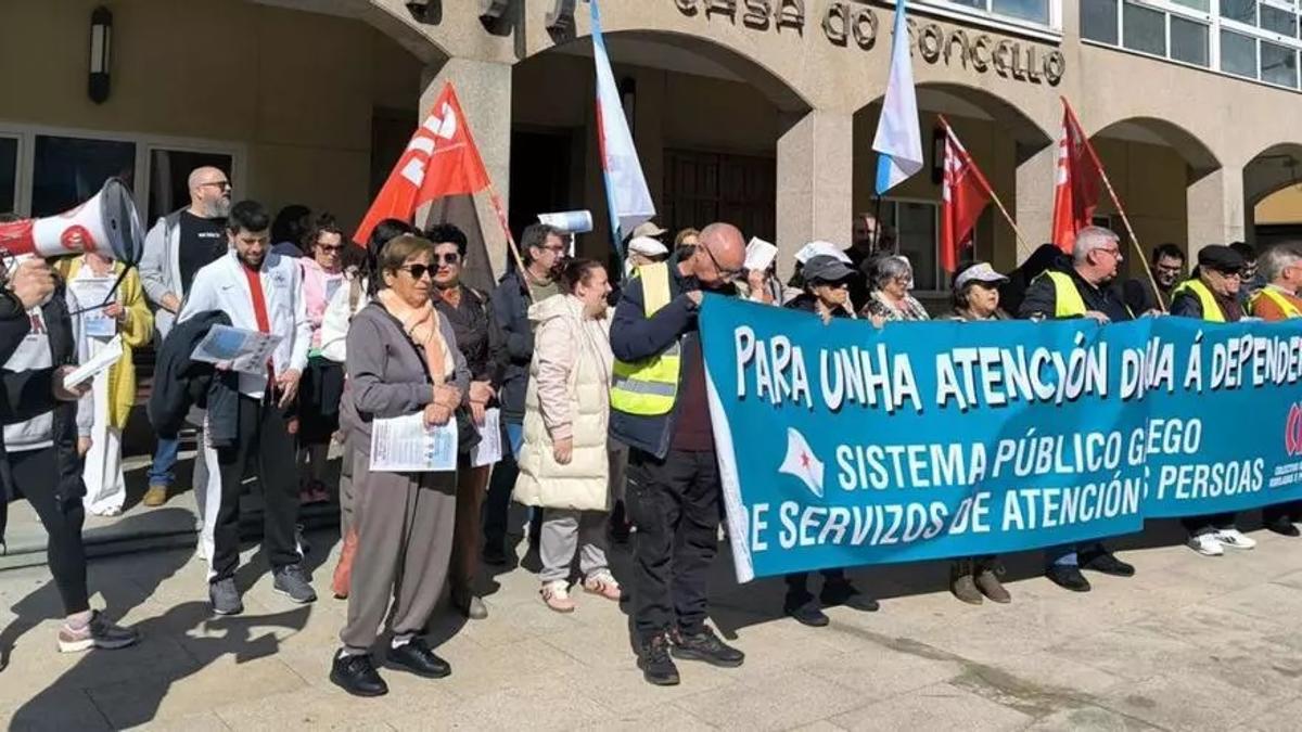 Protesta en noviembre de 2025 de la plantilla de ayuda en el hogar de la zona norte de Arteixo. | LOC