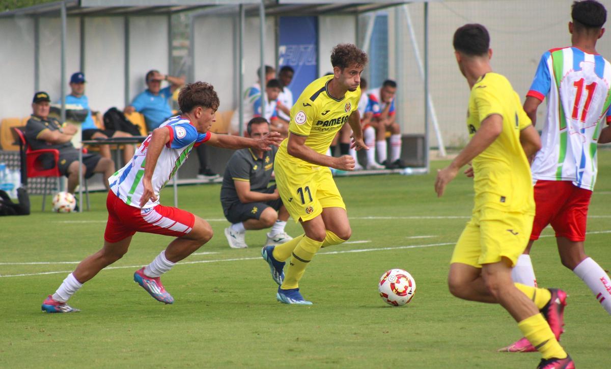 El extremo Paco Fernández, del Villarreal, busca un espacio en la defensa del Kelme.