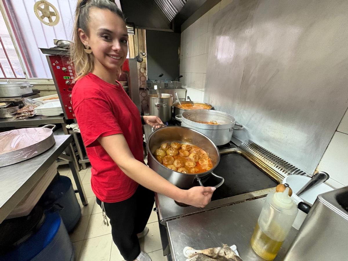 Yoli González con una pota de cebolles rellenes